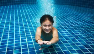 Descubre cómo limpiar eficazmente los focos LED sumergibles de tu piscina para prolongar su vida útil y mantener una iluminación óptima. Sigue estos consejos expertos.